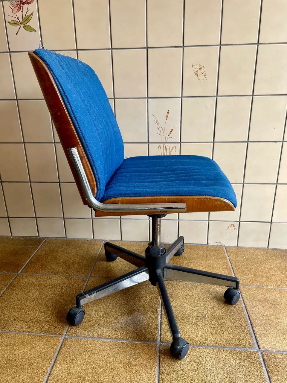 Cadeira Giroflex vintage retrô azul com encosto de madeira e regulagem  - Foto 2
