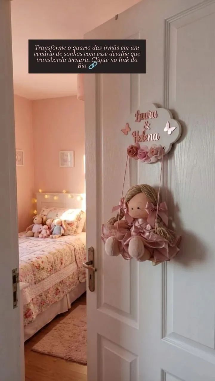 Balancinho com boneca de tecido ideal para decorar porta de quarto de bebê 