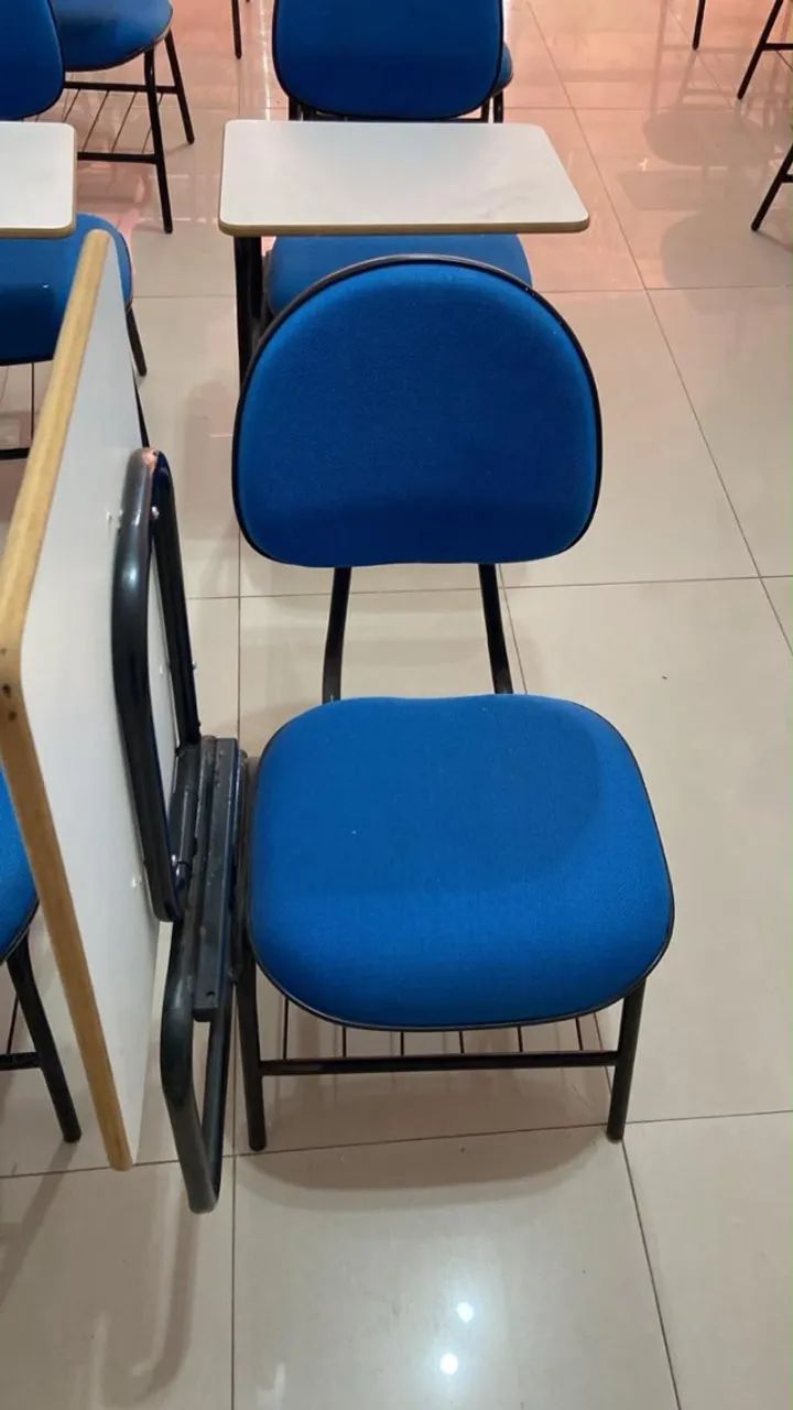 Cadeira escolar acolchoada e com braço em tamanho maior  - Foto 3