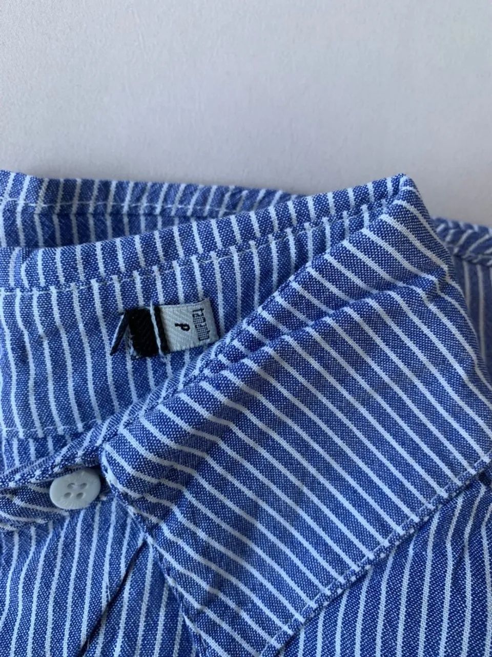 Camisa Feminina Listrada Azul e Branca Tam. P - Foto 4