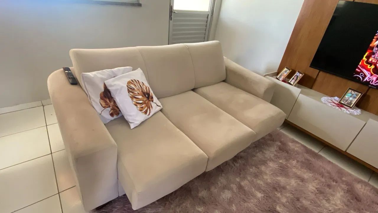 Sofá retrátil tecido aveludado 