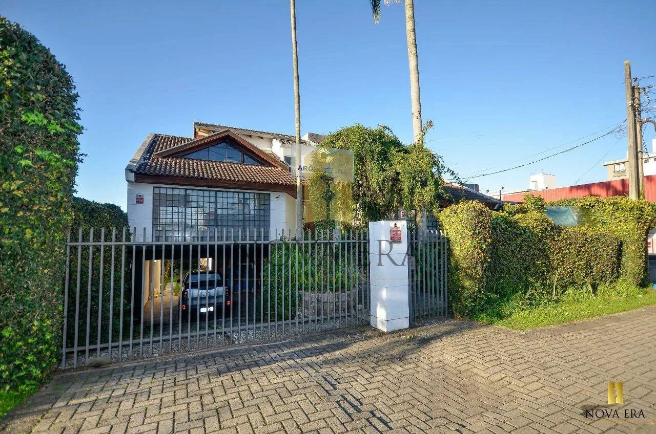 casa comercial com 8 salas, 6 vagas com 400 m2, no Bacacheri