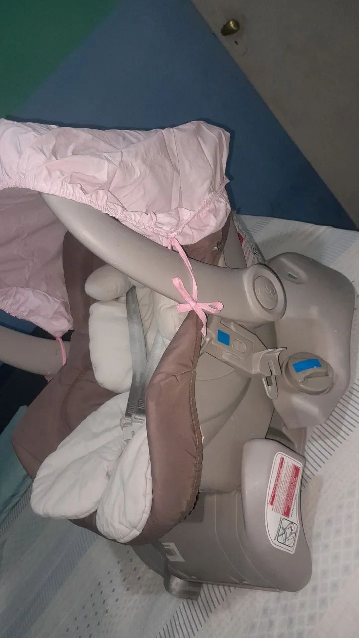 Bebê conforto com alta qualidade com uma base de encaixe .