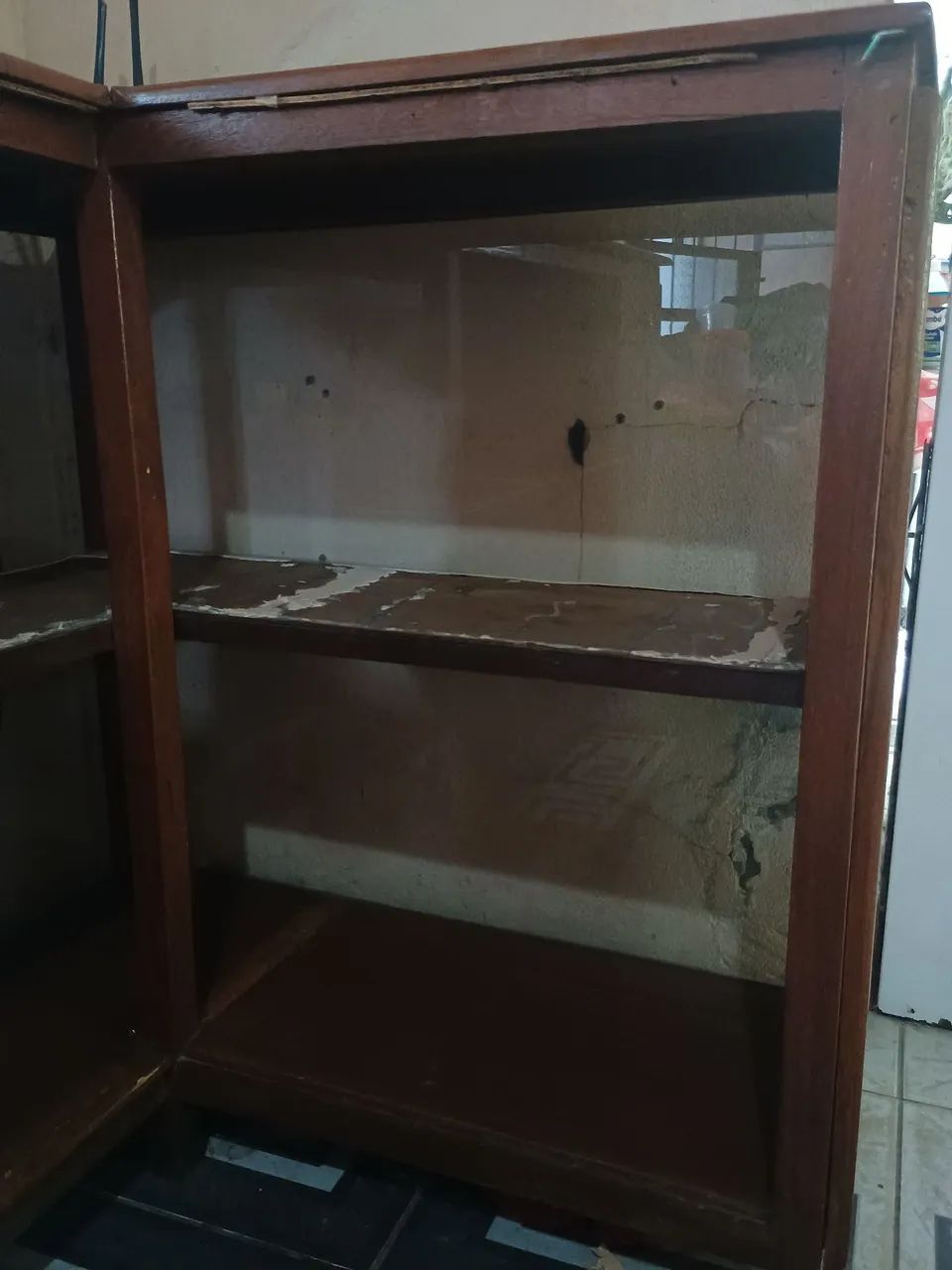 Vendo Balcão em L de Madeira com Vitrine de Vidro - Resistente - Foto 5