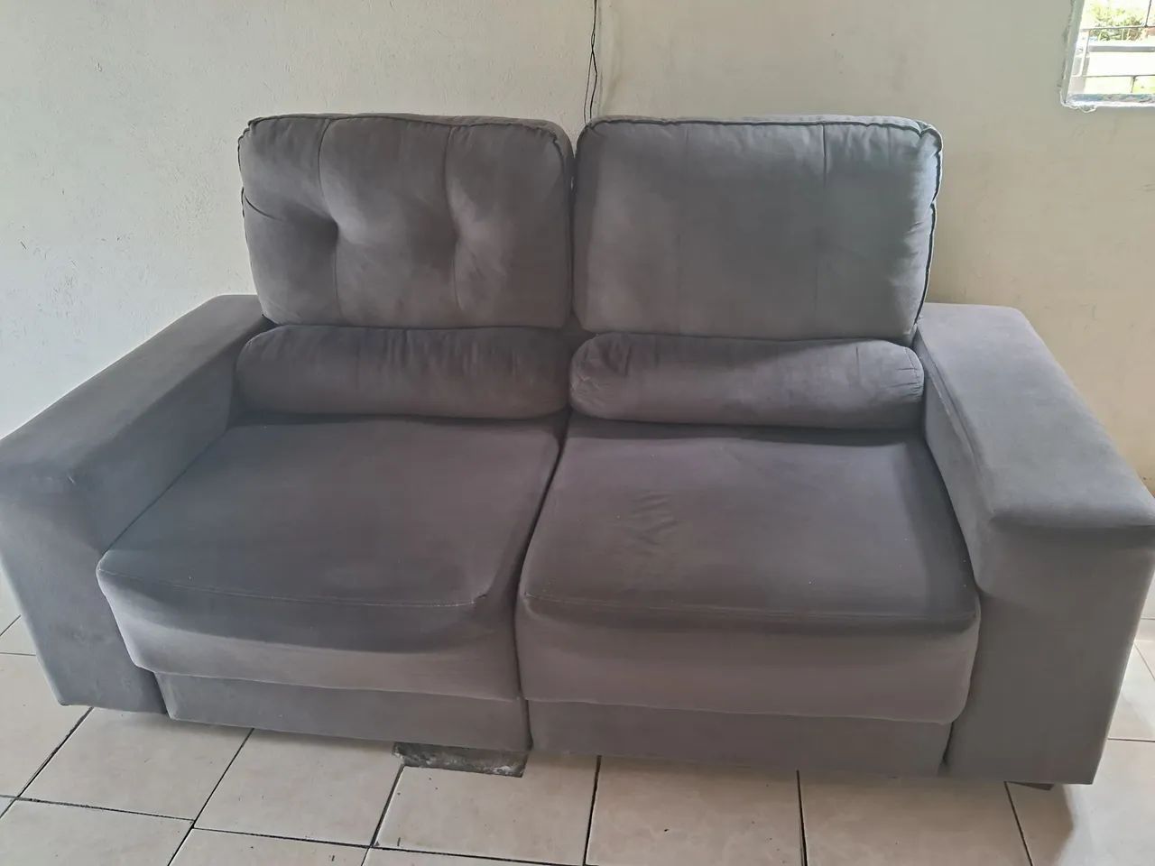 Sofá 2 Lugares Retrátil - Cinza Escuro, Muito Conservado - Foto 2