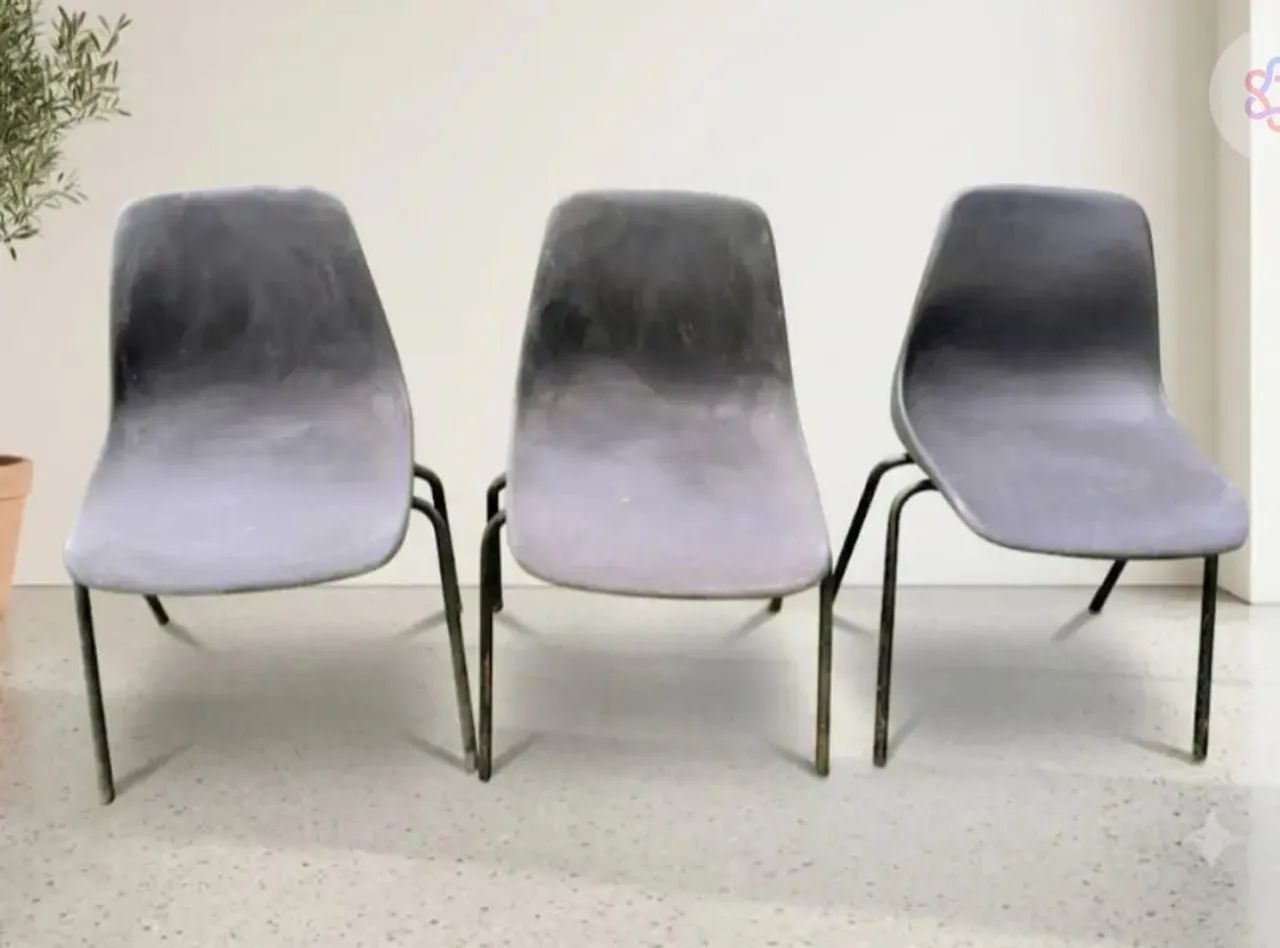 3 cadeiras pretas de plástico resistente com pernas de metal - Foto 3