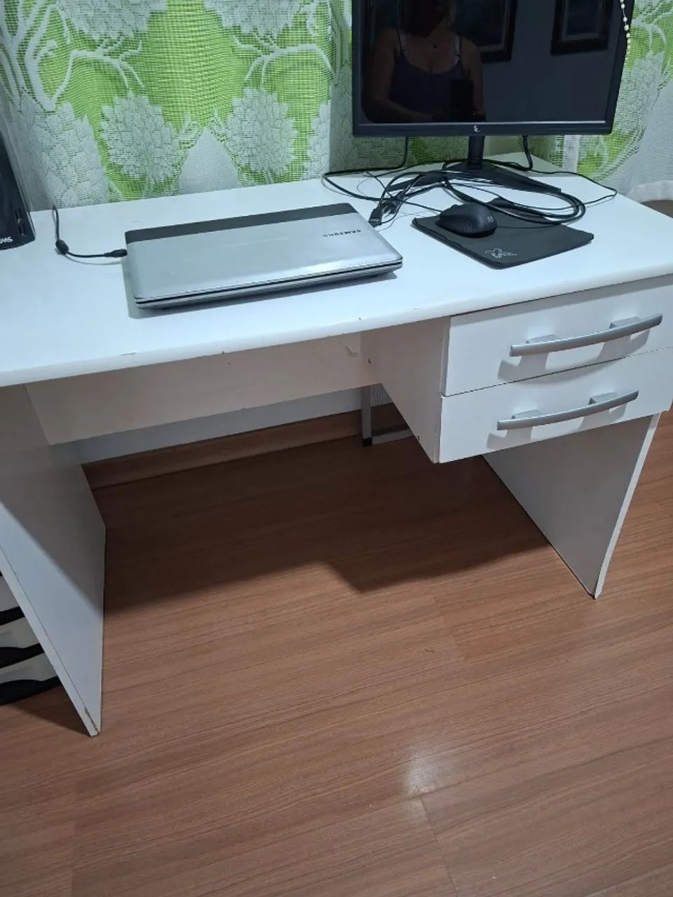 VENDO MESA DE ESCRITÓRIO COM 2 GAVETAS - Foto 4