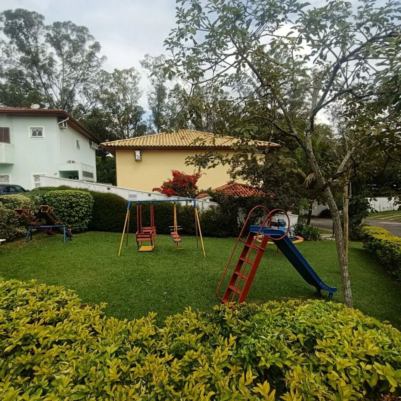 Linda casa em condomínio com lazer! FL31