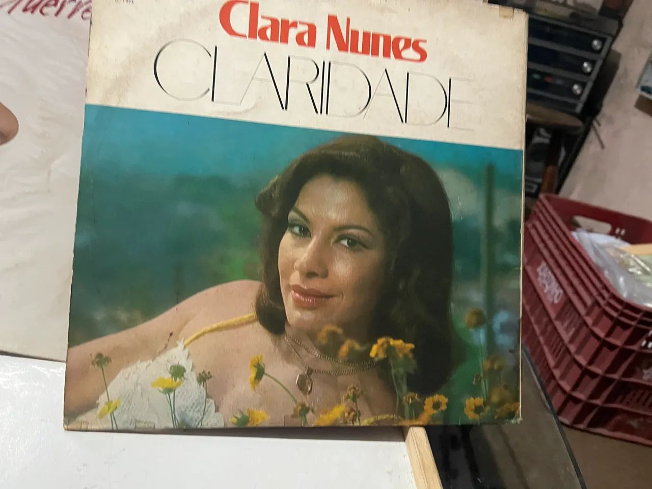 Dois discos vinil clássicos são "Claridade" (1975)