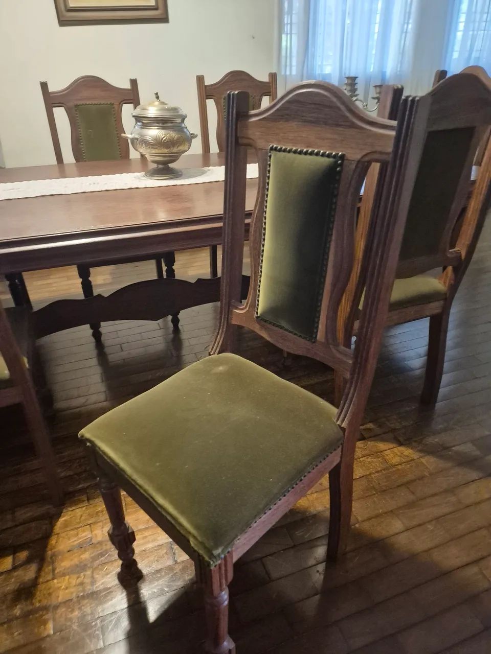 Mesa de jantar de sucupira e 08 cadeiras almofadadas - Foto 3