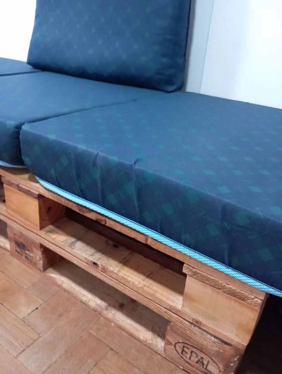 SOFÁ DE PALLET COM ASSENTO E ALMOFADA - Foto 3