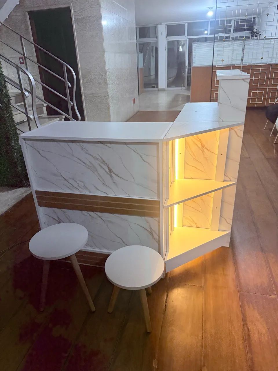 Balcão de Recepção em L com LED e Nichos - Planejado - Semi Novo 
