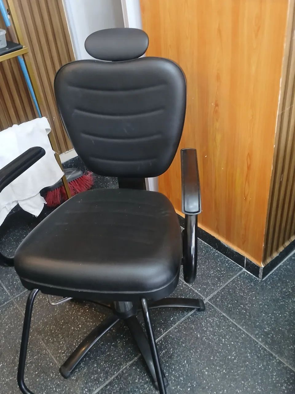Cadeira de salão reclinavel  dompel. Apenas 2 mês de uso *64 - Foto 3