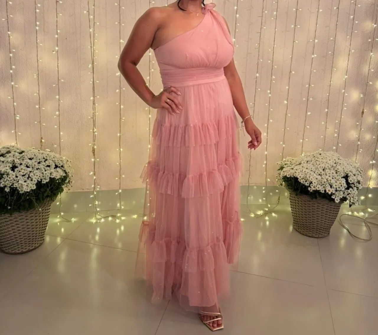 Vestido na cor rosê, com brilho , e amarração no ombro - Foto 3