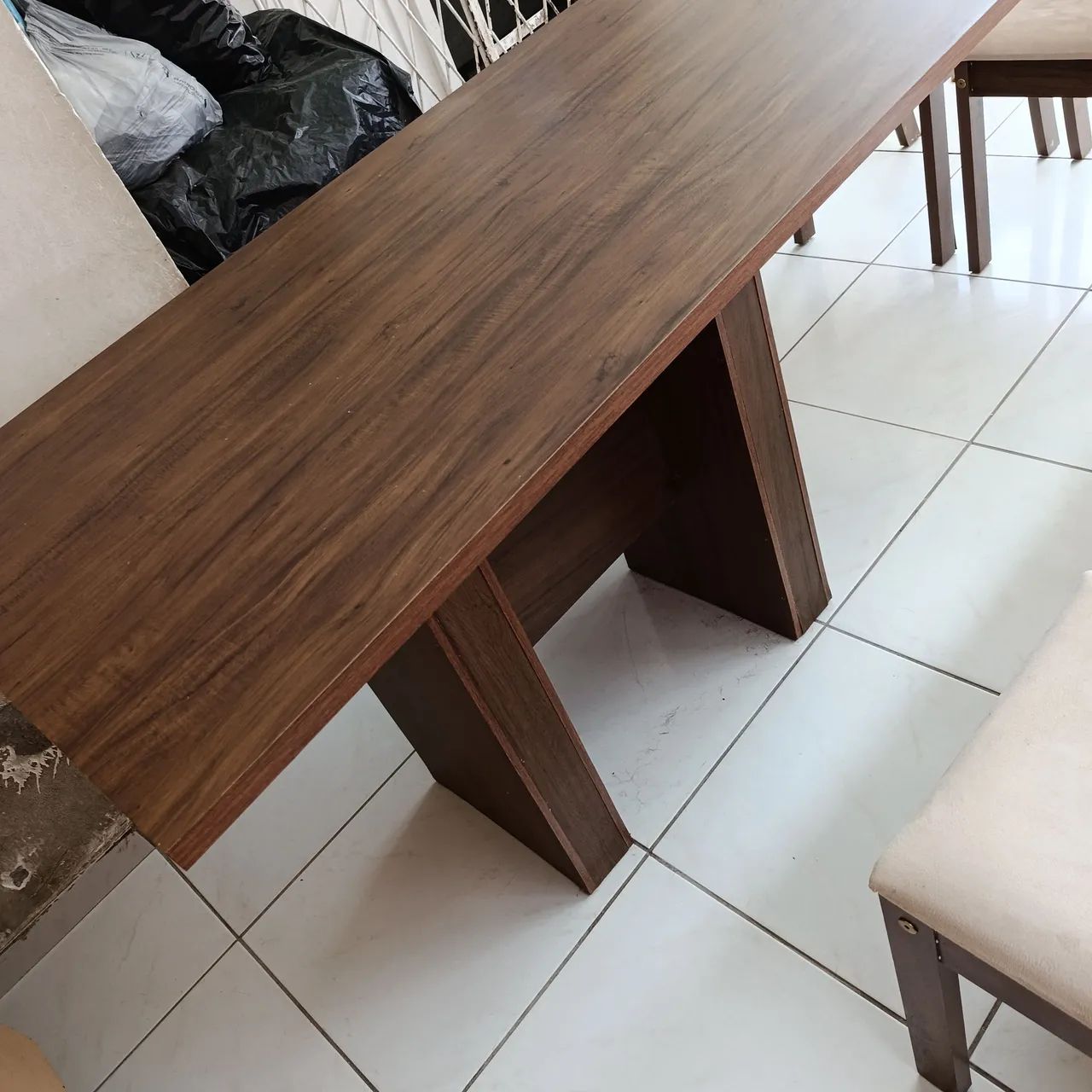 Mesa com 6 cadeiras , vendo ou troco por uma geladeira  - Foto 3
