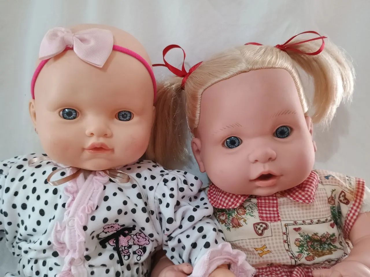 Lote com duas bonecas com corpo em tecido, cabeça e membros em vinil - Foto 4