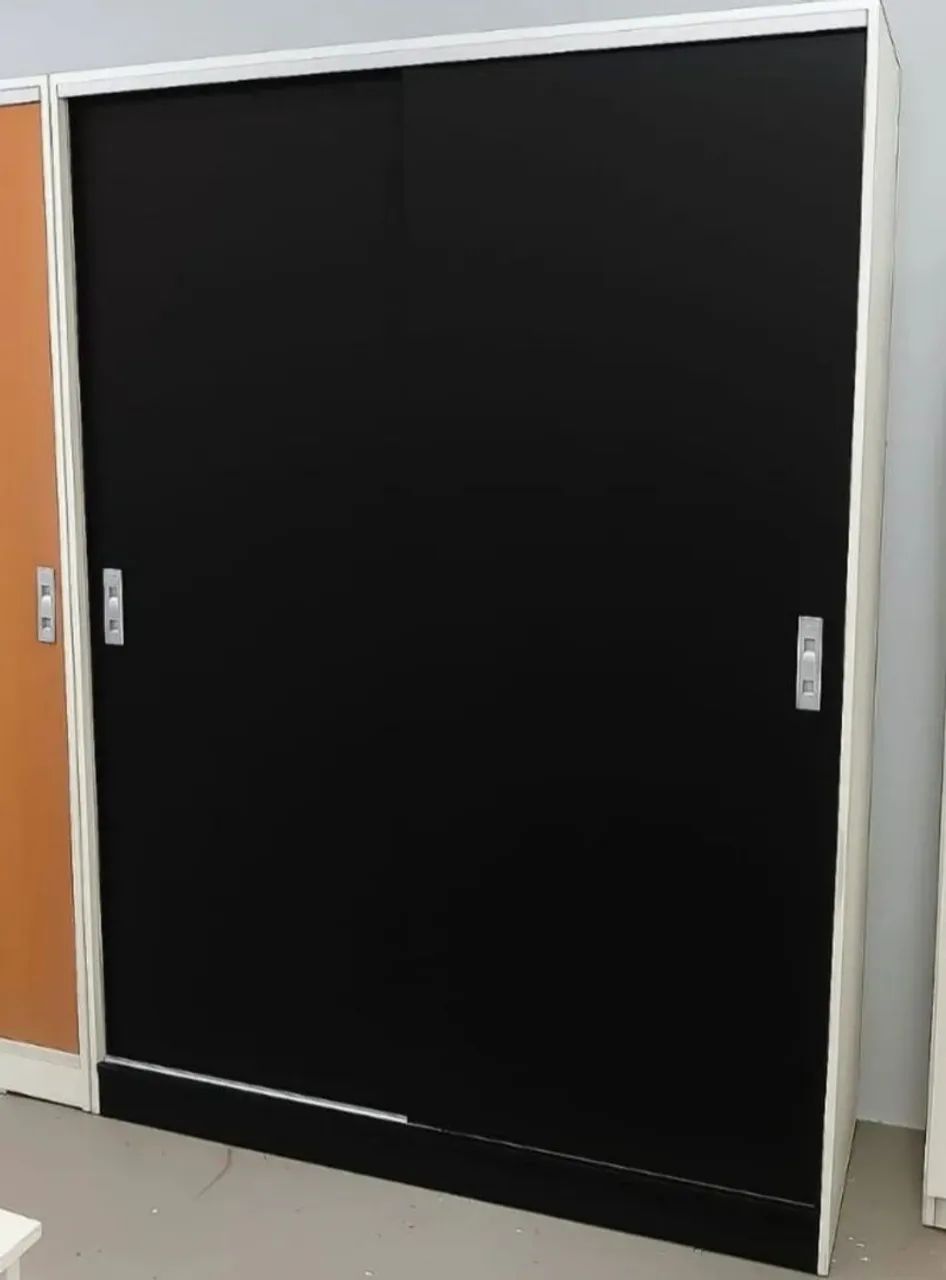Roupeiro em mdf preto e branca com portas de correr 