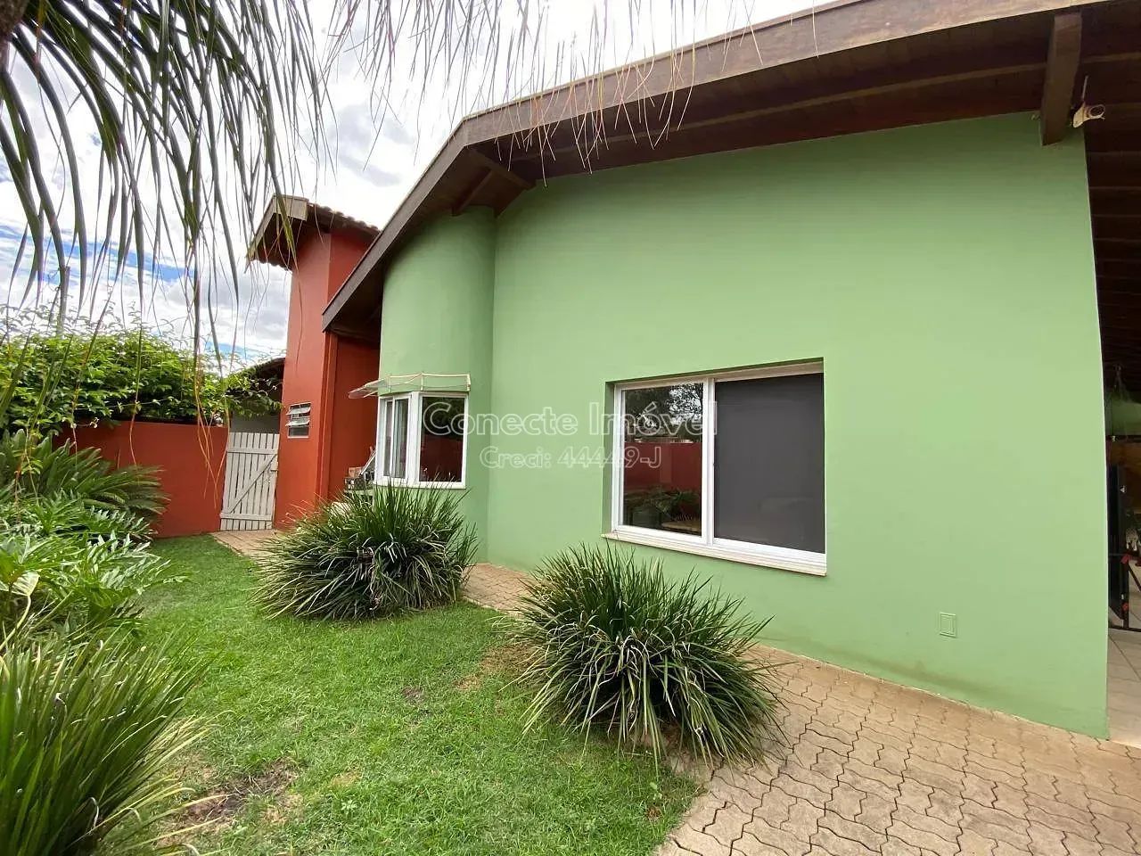 Casa ampla com suíte, espaço versátil e quintal em localização privilegiada, próxima a com - Foto 2