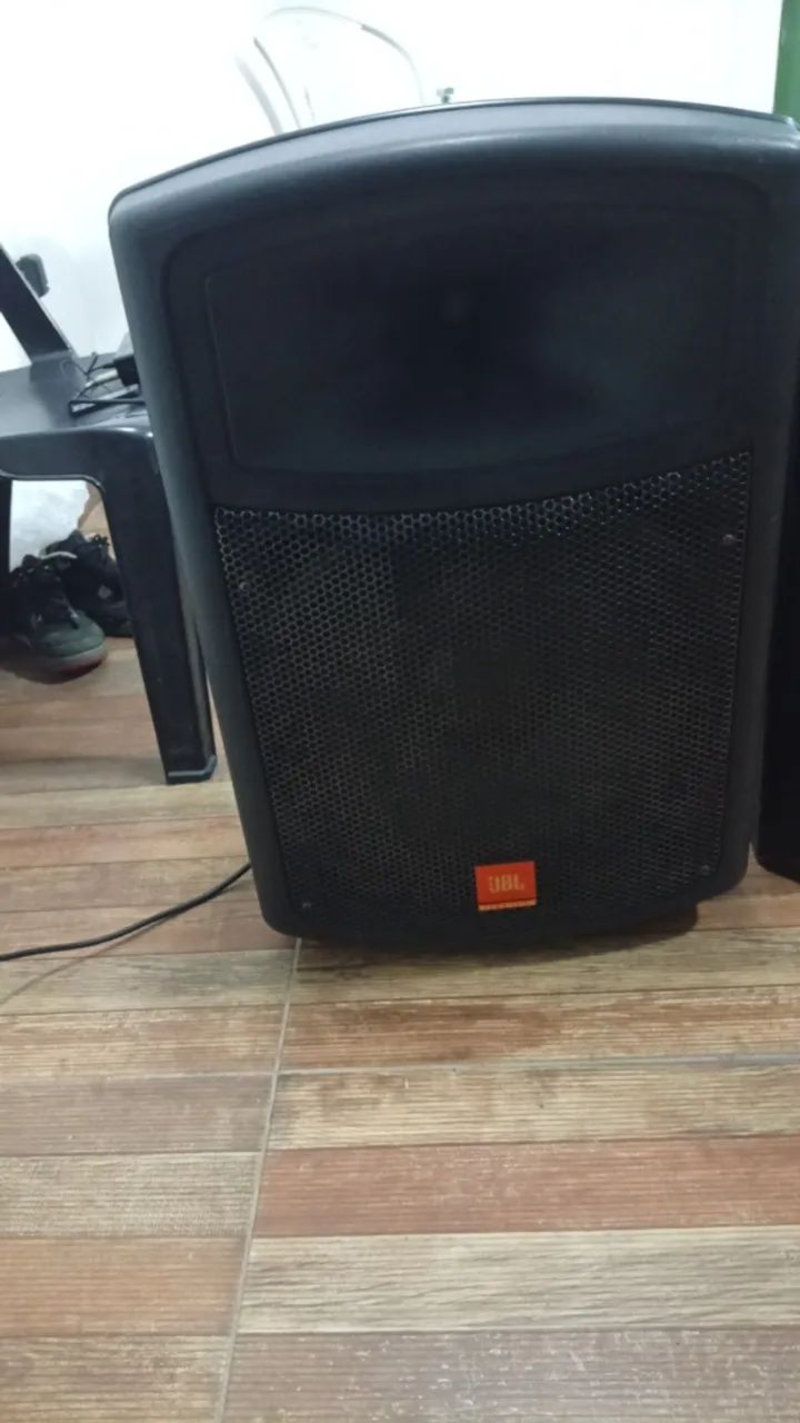 Caixa jbl amplificada semi nova  - Foto 3