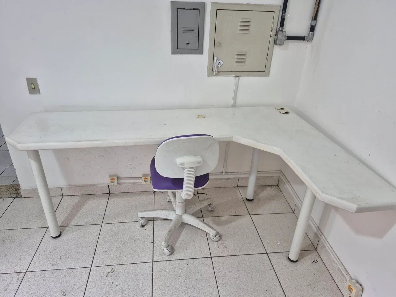 Bancada em L com 02 cadeiras  - Foto 2