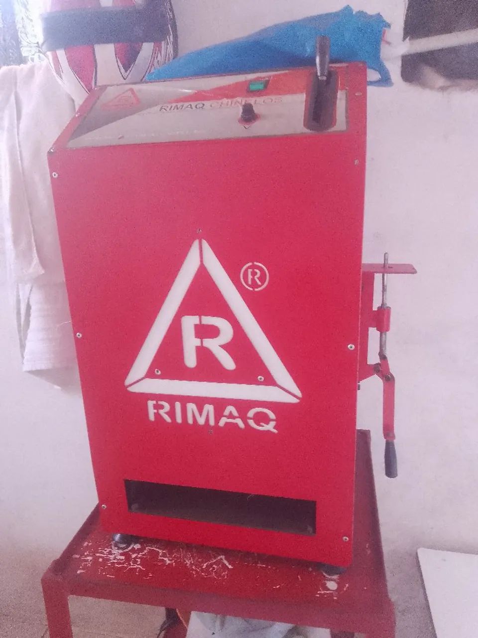 Máquina de fazer chinelo dá rimaQ 