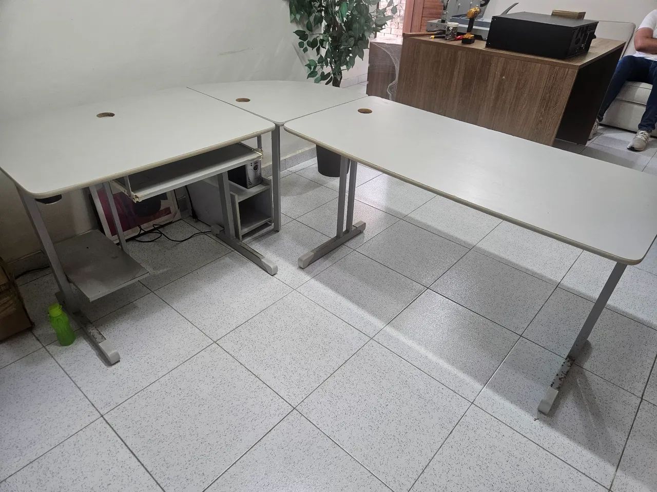 Mesa trabalho em l escritório 
