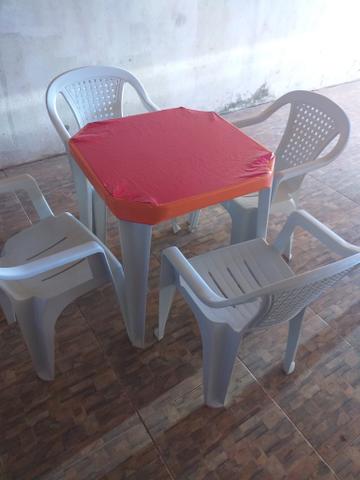 Treis lindos jogos de messas cadeira refocada já com as capinhas - Foto 2