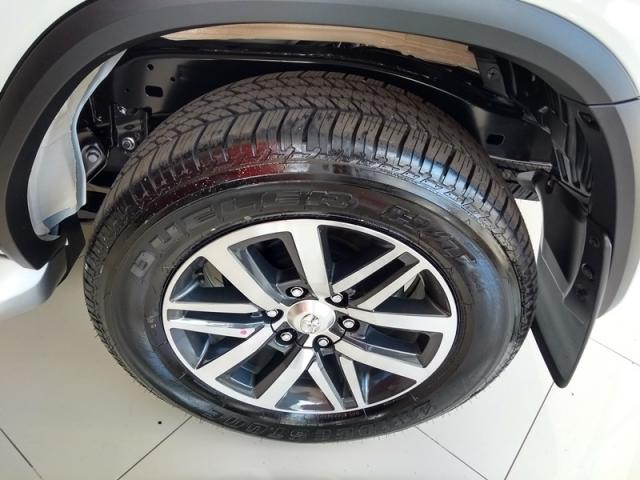 TOYOTA HILUX SW4 2.8 SRX 4X4 7 LUGARES 2019 - Foto 11