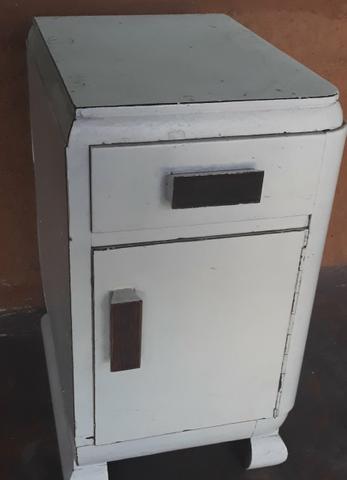 Criado mudo ou mesa de cabeceira ( móvel antigo)