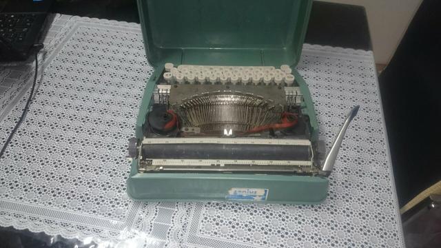 Vendo ou troco . Maquina de datilografia antiga
