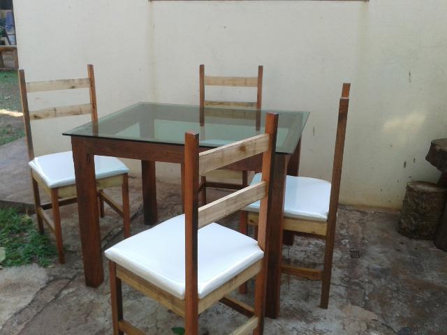 Mesa de madeira maciça com tampo de vidro e 4 cadeiras - Nova - parcelo no cartão! - Foto 3