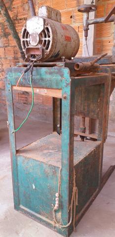 Tupia e uma furadeira semi industrial