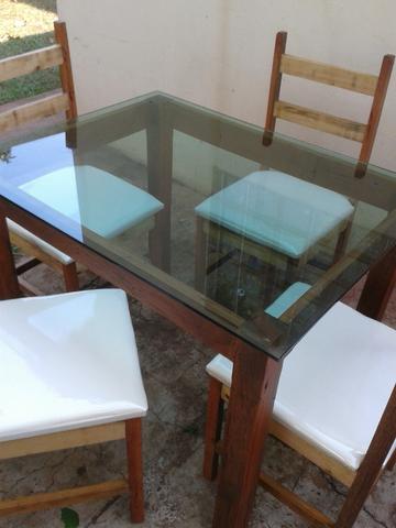 Mesa de madeira maciça com tampo de vidro e 4 cadeiras - Nova - parcelo no cartão! - Foto 2