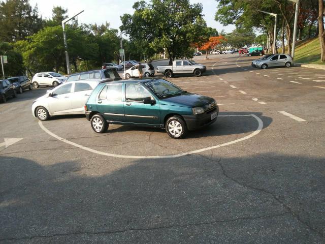 Renault Clio 99 1.6 8 v, gasolina 4 portas com direção , vidro elétrico - Foto 6