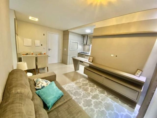 Poucos passos do mar, sacada de frente, mobiliado e decorado, 2 quartos - Foto 4