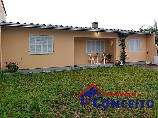 C395 - Linda residência em ótima localização a 300 metros do mar