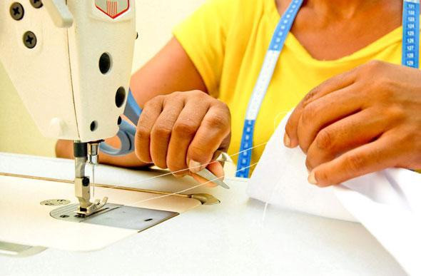 Precisa-se de costureira para realizar ajustes em loja
