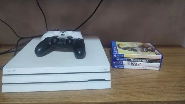 PS4 PRO 1 TB, 2 jogos + 2 controles original + suporte para