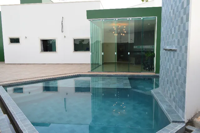Casa 4 quartos sendo 2 suítes. Piscina e área gourmet. Apto a financiamento.