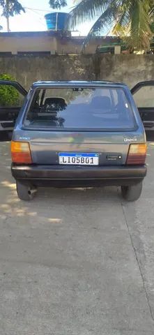 Carro semelhante ao Fiat Uno é cortado ao meio