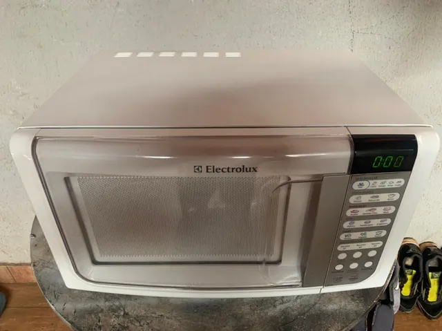 Microondas Meus Favoritos MEF33, 23 Litros, Chave de Segurança, Tecla  Descongelar - Electrolux em Promoção na Americanas