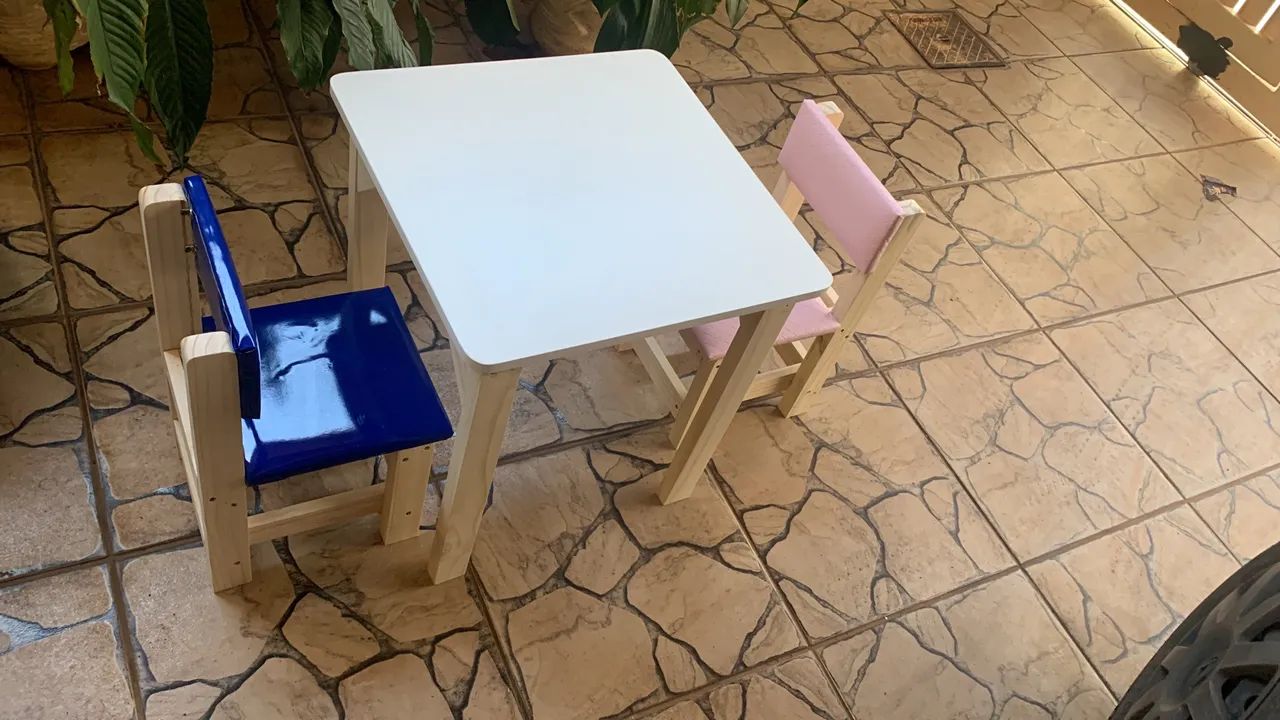 Mesa mdf, com cadeiras coloridas