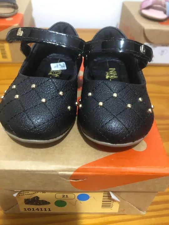 Sapatinho Infantil Bibi Feminino Preto com Detalhes Dourados Tamanho 21