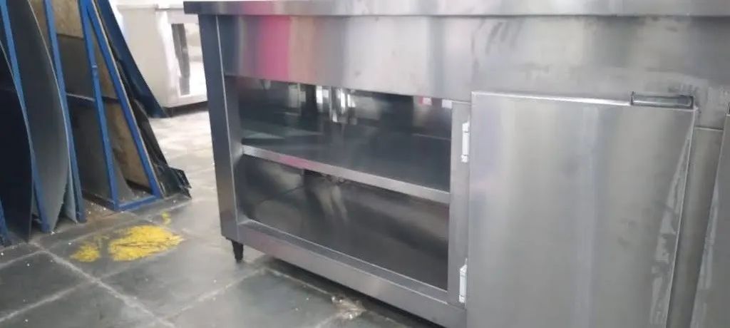 Gabinete com portas de correr, com cuba e porta bebidas. - Foto 3