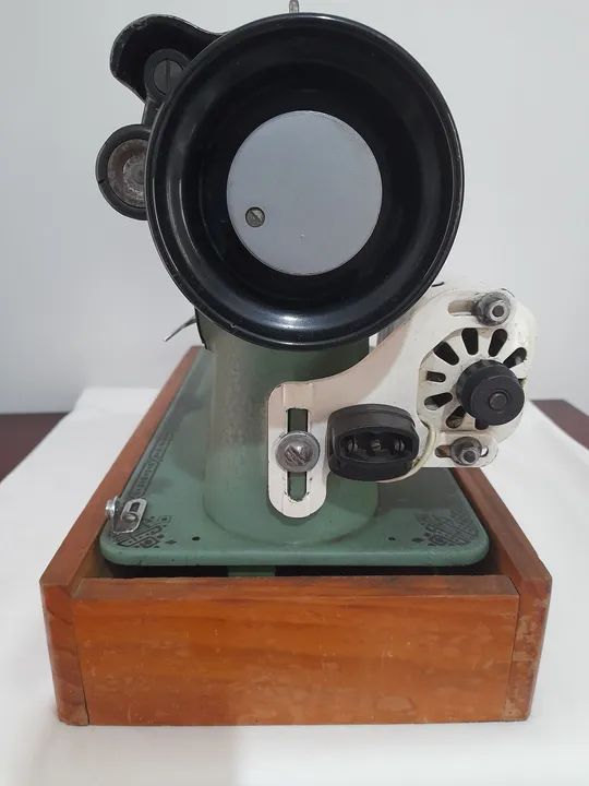 Maquina de costura antiga Elgin motorizada - Foto 3