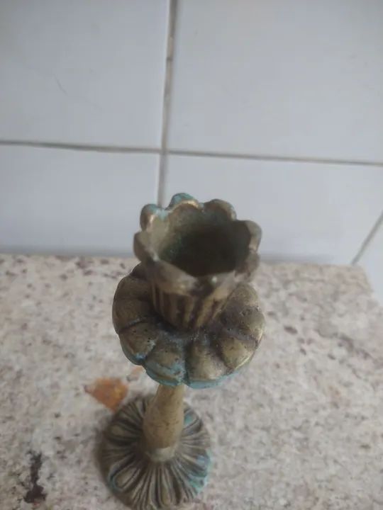Castiçal metal bronze antigo  - Foto 3