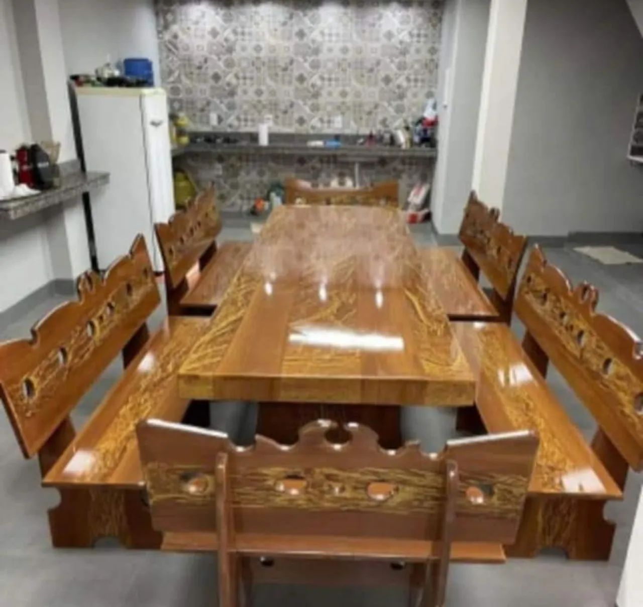 Mesa grande com Bancos de Encosto  