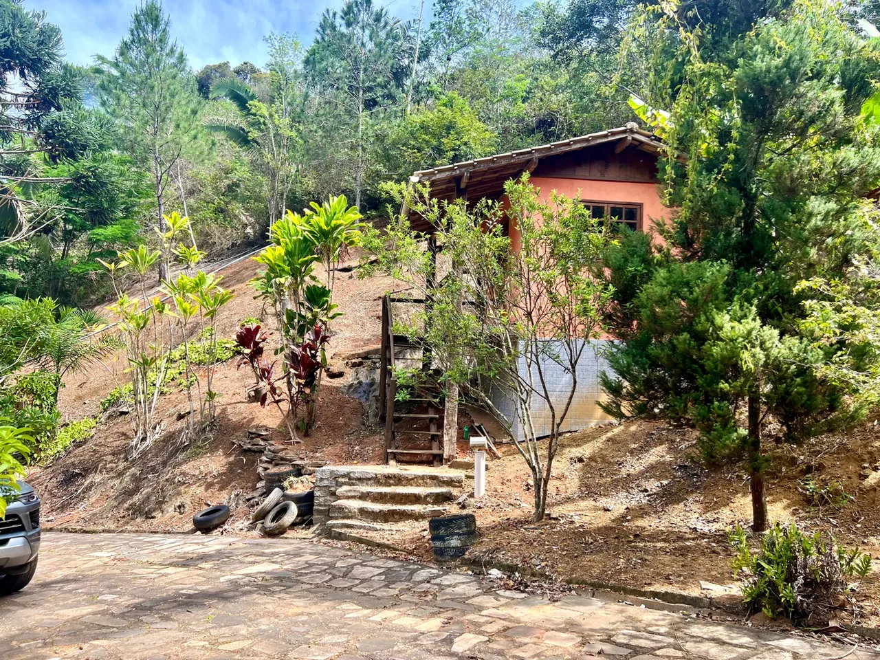 CHÁCARA COM CHALÉ EM SANTA TEREZA, PERTO DA CIDADE
