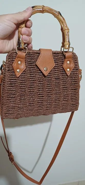 Bolsa de palha com alça de bambu
