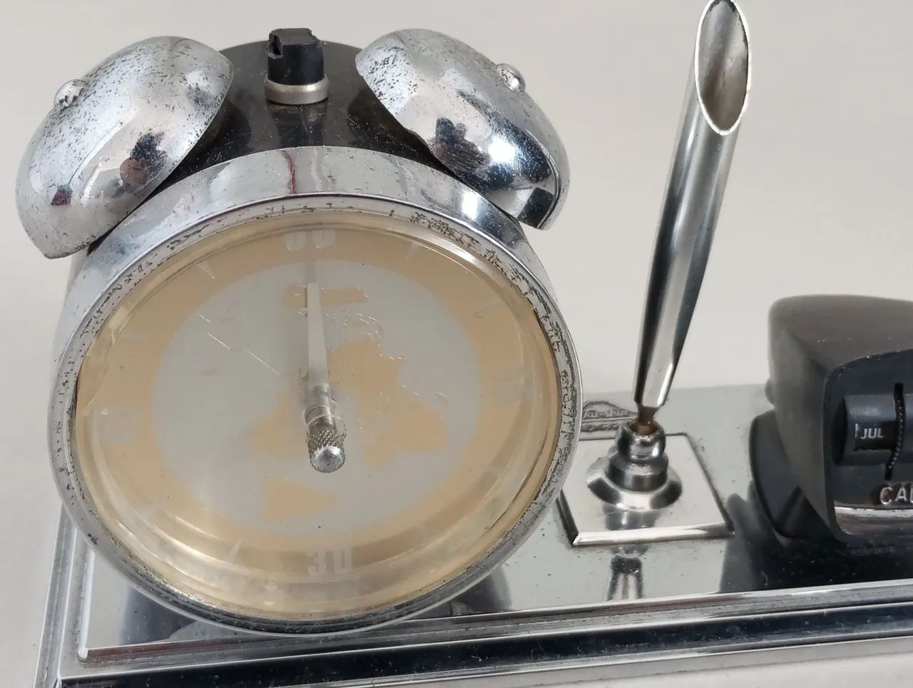 Relógio despertador antigo com calendário e porta caneta - Foto 2